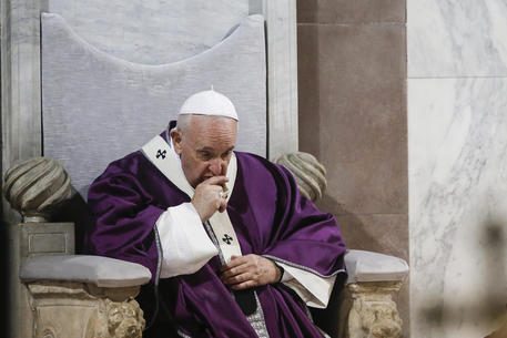 Il Papa all’Angelus si rattristisce per i migranti E gli italiani morti e affetti dal Coronavirus?