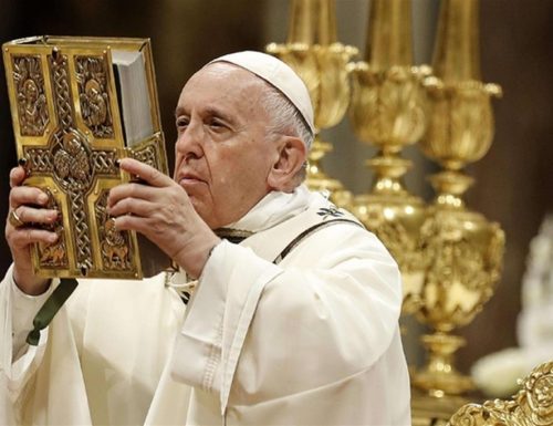 Papa Francesco tifa porti aperti e chiese chiuse: “Rispettiamo le regole contro la pandemia”. La Cei fa dietrofront