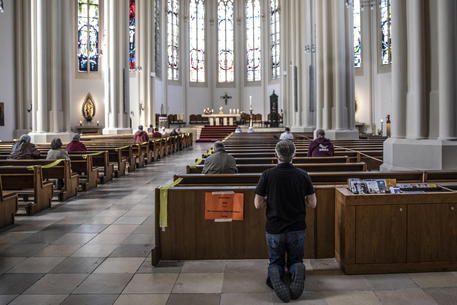 La fake news del governo sui contagi in aumento in Germania: altro che aumento, aprono anche chiese e musei