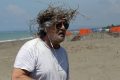 Beppe Grillo ha creato il mostro ed è scappato a rinfrescarsi e rigenerarsi sulla spiaggia a Marina di Bibbona. M5s e PD spaccati su tutto, ma non si dimettono. Anzi. Si godono il mare...