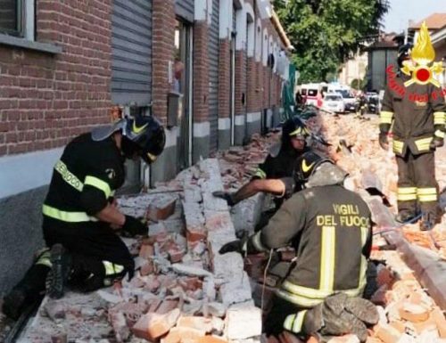 Italia sotto choc La tragedia ad Albizzate: crolla un cornicione, morte la madre e due bimbe