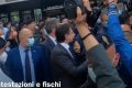 Giuseppe Conte contestato a Palazzo Chigi: buffone vattene... Il premier è costretto a scappare [Video]
