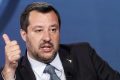 Minacce di morte a Matteo Salvini: "Lo trovi quello che ti spara in testa". Lui mostra i nomi e cognomi Ora basta: "Delinquenti pagherete"
