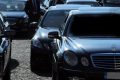 [Ma non erano contro i privilegi e le auto blu?] Luigi Di Maio in Svizzera con una fila di sei auto blu e tre furgoni: la rete lo distrugge [Video]
