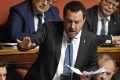Uno straordinario Matteo Salvini, umilia Toninelli in aula: "Ringraziarlo? No, lui è già in giro in monopattino"