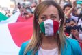 La sciabolata di Giorgia Meloni che manda in delirio la piazza: "Noi siamo il popolo, libereremo l’Italia da questi incapaci" [Video]