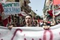 Che figura di merda: “Non vogliamo Salvini a Mondragone”. Ma era un militante  comunista vicino a De Luca, di Napoli Ecco come si chiama  [Video]