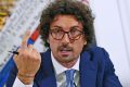 [Video Choc] Ponte di Genova, oggi Toninelli insulta Salvini? Ecco quando diceva: "Revocheremo concessione ai Benetton". Questi 5 Stelle sono proprio la vergogna d'Italia