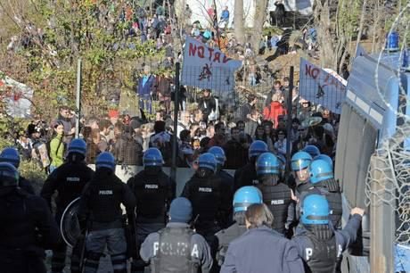 A Val Susa è guerra tra No-Tav-centri sociali contro la Polizia: lanciano bombe carta