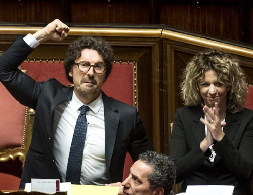 Danilo Toninelli come Antonio La Trippa: video-esultanza per il Recovery Fund: insulti a Salvini e Meloni, ma poi sbaglia le cifre