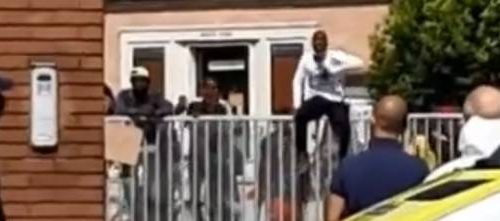 È guerriglia senza precedenti nel focolaio più grande di Treviso: migranti devastano caserma