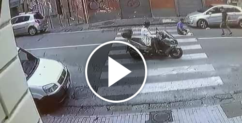 Napoli sotto choc, uomo travolto sulle strisce da un’auto che non si ferma: una scena orribile  [Video]
