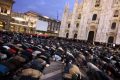 Panico e terrore  al Duomo di Milano: immigrato armato di coltello minaccia una guardia