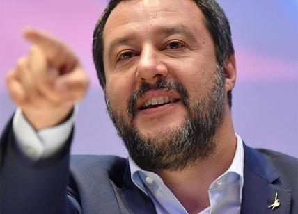 Salvini caterpillar: “Fanno sbarcare balordi che sputazzano, infettano e fanno quello che vogliono”