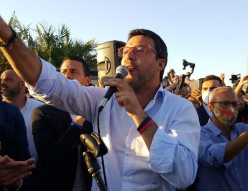 Salvini manda al manicomio i contestatori: “Sfigatelli, andate a cantare “Bella Ciao” al Festival”