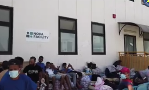 Migranti, Musumeci sputtana i comunisti radical chic: ecco l’hotspot di Lampedusa. Roba mai vista prima [Video]