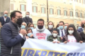 Matteo Salvini distrugge il pupazzo Luigi Di Maio: "Pescatori rapiti in Libia? Il ministro degli Esteri dimostri di esistere"