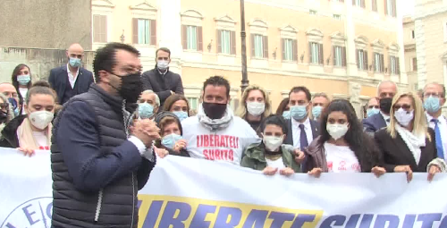 Matteo Salvini distrugge il pupazzo Luigi Di Maio: “Pescatori rapiti in Libia? Il ministro degli Esteri dimostri di esistere”