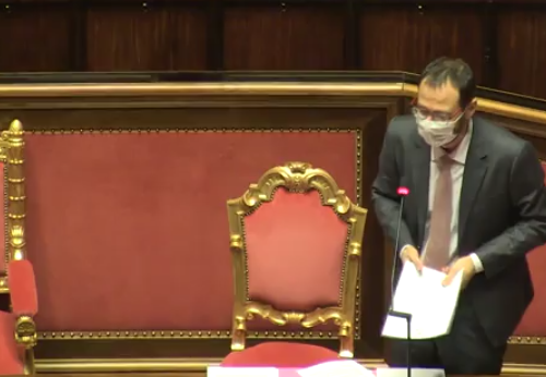 Roba da pazzi, Stefano Patuanelli, la brutta figura al Senato del ministro: non ricorda il nome del “decreto ristori”