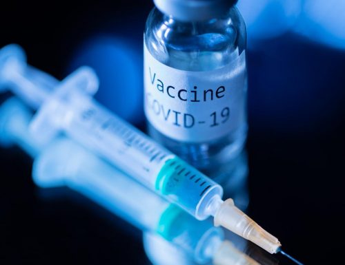 Vaccini, Dago lancia l’indiscrezione  bomba: “Il governo ha scelto quello che costa dieci volte di più”
