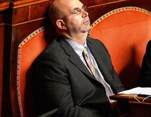 Il papocchio dei  parlamentari 5Stelle contro i loro ministri: “Hanno fallito”. Crimi sotto accusa