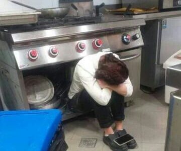 Il Covid mette in ginocchio i ristoratori italiani, Giorgia Meloni posta la foto della ristoratrice disperata: “Provo sdegno, situazione inaccettabile”