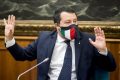 Salvini va sotto sul coprifuoco, sbatte la testa nel muro e se la prende con la Meloni: “Sta alla finestra, io invece…” Invece che? (Video)