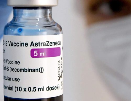 Vaccino AstraZeneca, altri due casi di trombosi: “Un’insegnante 32enne è in coma per  emorragia cerebrale”. Italia sotto choc