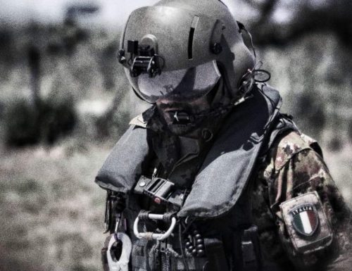 Capitan Nessuno, il Comandante, l’eroe delle Forze Speciali italiane, saluta il suo piccolo Fans Vincenzo Daniele, il figlio dell’amministratore di ith24