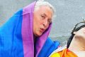 Follia pura al Roma Pride: mostrano un Cristo Lgbt. Giorgia Meloni: "inaccettabile. Offesi milioni di fedeli"
