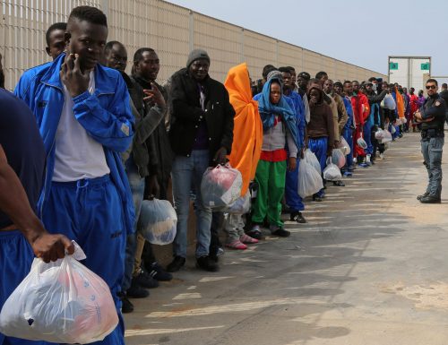 Migranti, il ministro Lamorgese si sveglia dal sonno e scopre i migranti di Castel Volturno: “Sono troppi. Vanno rimpatriati”