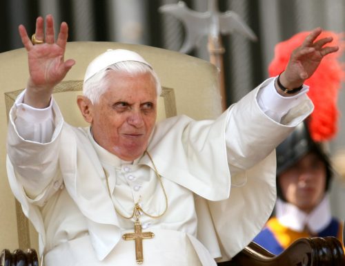 L’ex Papa Ratzinger rompe gli indugi sulla Chiesa: “Deve demondanizzarsi e trasmettere la fede”