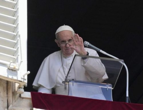 Papa Francesco minacciato di morte: 3 proiettili in una busta è stata fatta recapitare al suo indirizzo. L’affrancatura è francese