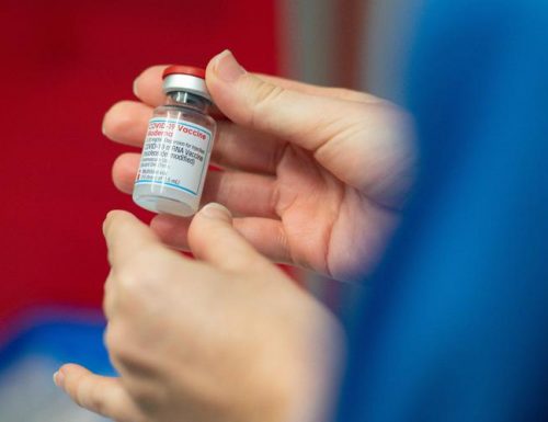 Vaccini, Moderna annuncia la terza dose prima dell’inverno