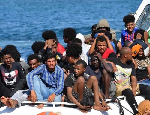 Lampedusa, migranti espulsi con permanenza in Italia. Il pm li premia, li manda ai domiciliari… in Italia