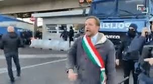 I social del tempo perso: “Ha fatto il saluto romano”: il funzionario di polizia del porto di Trieste sotto ingiusta accusa (Video)