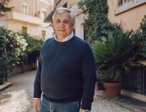 Quando la volpe non arriva all’uva dice che è acerba: i no vax minacciano  Antonio Tajani: “Vi vedo bene appesi a testa in giù a Piazzale Loreto, fascisti”