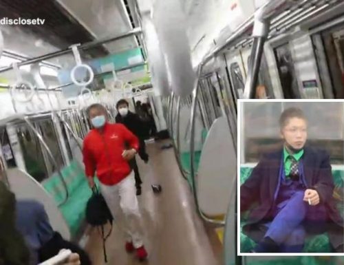 Tokyo si tinge di sangue la notte di Halloween: uomo vestito da Joker ferisce 17 persone nella metro (video)