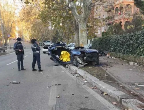 Tragico incidente a Roma, un auto si schianta contro un albero: perdono la vita  le figlie di un noto giornalista. Il video