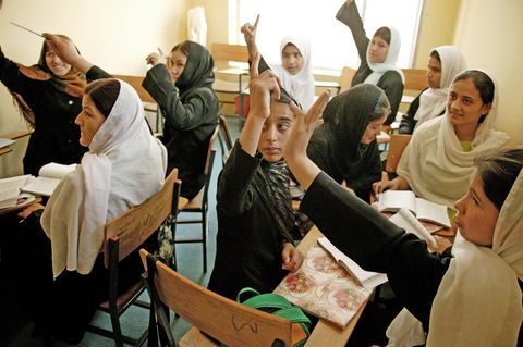 Afghanistan, mentre l’occidente finge di non vedere, vengono negate le scuole alle donne. È tutto sotto controllo, ci pensano i talebani…