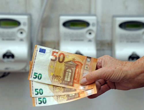 La mazzata sulle bollette: 800 euro in più a famiglia. E di riflesso aumentano i prezzi in ogni settore