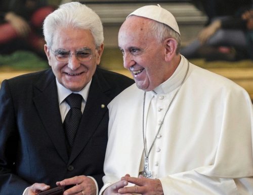 Quirinale, Mattarella saluta il Papa prima di lasciare.  Bergoglio: “Grazie per la testimonianza”