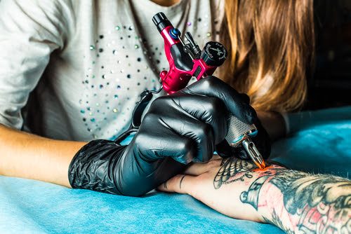 La Ue impone nuove regole ai tatuatori: da gennaio vietato i tatuaggi a colori, solo in bianco e nero. Tatuatori italiani in rivolta