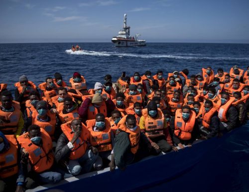 Emergenza migranti, altri  280 a Lampedusa: 7 i cadaveri. Il sindaco: “Lasciati soli da governo e Ue”