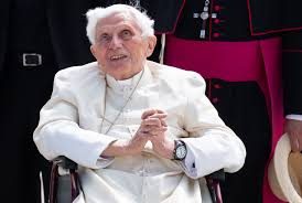 […] Daniele: Il Papa emerito Benedetto XVI respinge le accuse: “pura propaganda”. E visto che si trova, ci parli anche di Becciu, le va?