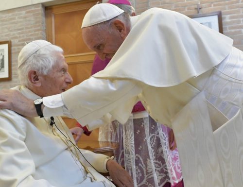 Pedofilia, per l’ex vescovo di Reggio Emilia, è un complotto: “C’è una manovra contro Ratzinger dall’interno della Chiesa”. A che pro?