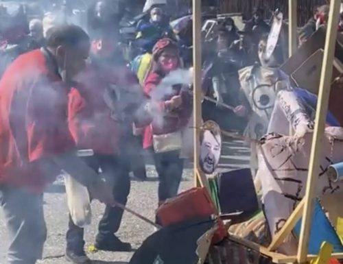 L’ipocrisia totale della  sinistra: brucia le maschere di Salvini al carnevale di Scampia, poi manifesta per la pace in Ucraina….. Riaprire subito i manicomi