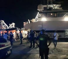 Migranti, Lampedusa scoppia: oltre 400 sull’isola in meno di 24 ore. E il Viminale fa orecchie da mercante