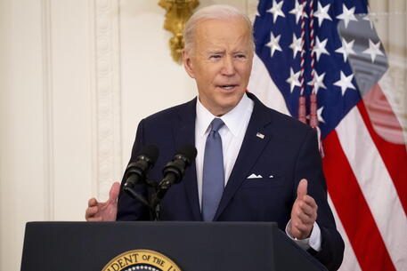 Guerra in Ucraina, Biden fa il doppio gioco?: “vogliamo prevenire una guerra mondiale”. Sarà l’UE a fare il passo falso?