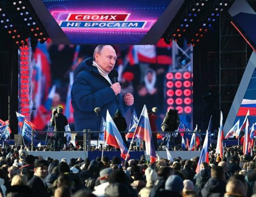 Russia, Putin applaudito e sostenuto dai suoi arringa contro l’Occidente: “Noi eroici. Attueremo tutti i nostri piani”